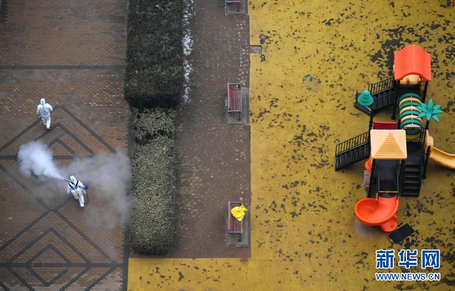 1月25日、北京市大興區(qū)天宮院街道の融匯社區(qū)（コミュニティ）で、消毒作業(yè)を行う防疫擔(dān)當(dāng)者（撮影?孫瑞博）。