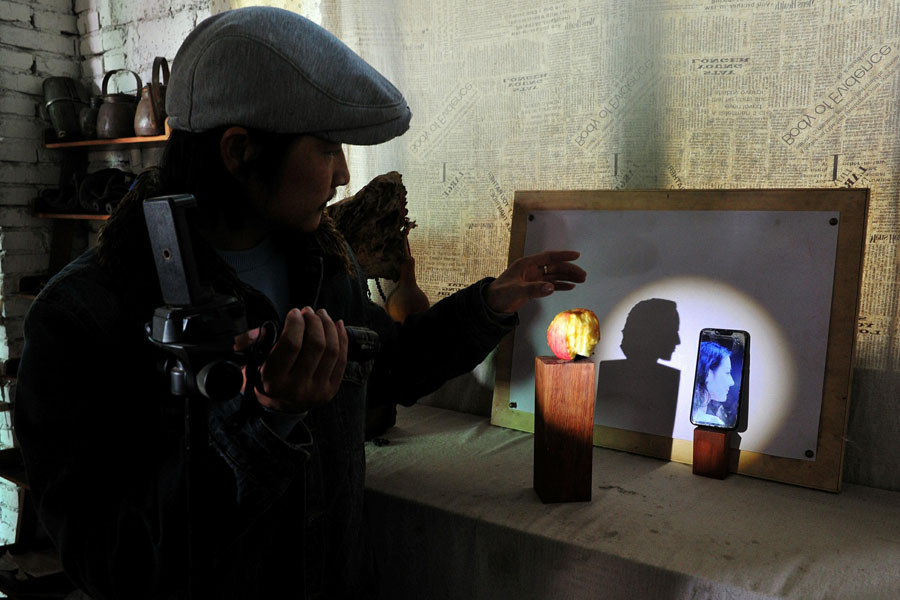 豆腐にリンゴに口紅まで！あらゆるものに彫刻施す浙江省金華市のある若者