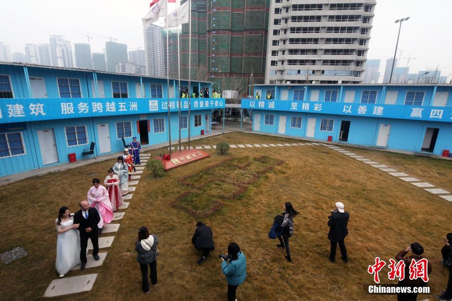 建築工事現(xiàn)場で「新年ファッションショー」　四川省成都