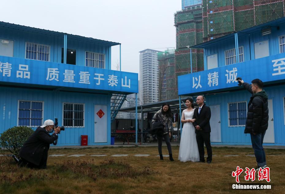 建築工事現(xiàn)場(chǎng)で「新年ファッションショー」　四川省成都