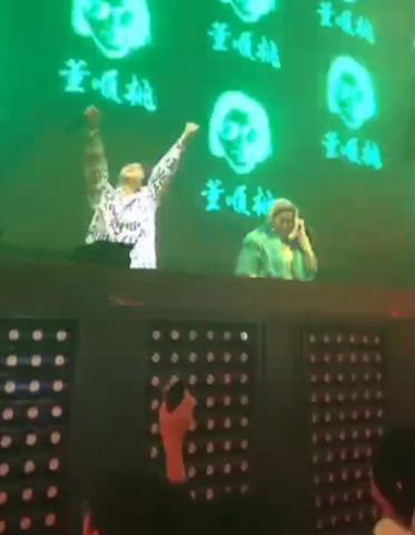 晝は臭豆腐を揚(yáng)げ、夜はクラブDJを楽しむ66歳女性　湖南省長(zhǎng)沙