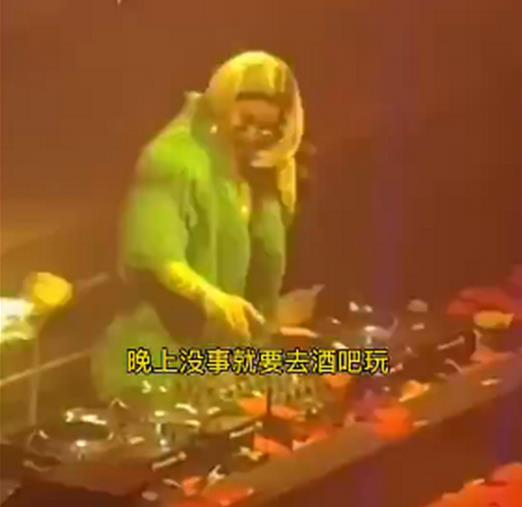 晝は臭豆腐を揚(yáng)げ、夜はクラブDJを楽しむ66歳女性　湖南省長沙