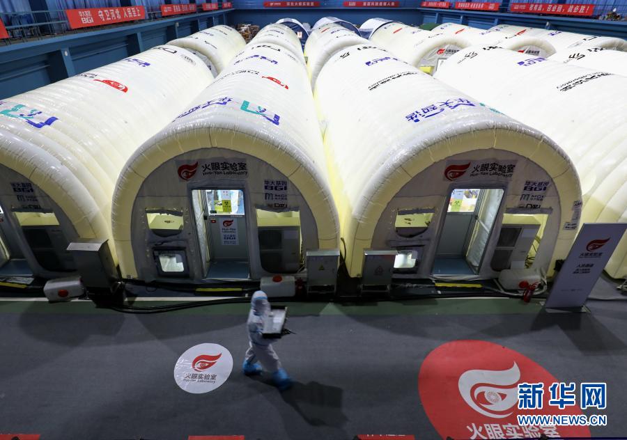 1月26日、石家荘「火眼」実験室の前を通り過ぎるスタッフ（撮影?楊世堯）。