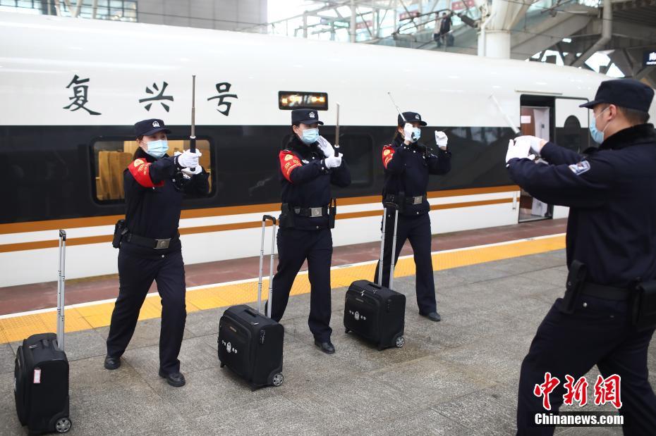春運(yùn)中、南京の鉄道車両に女性鉄道警察官登場(chǎng)へ　江蘇省