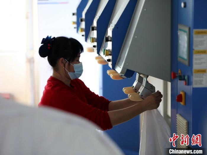 春運(yùn)スタート　寢臺列車の寢具はどうやって洗い、消毒するのか？