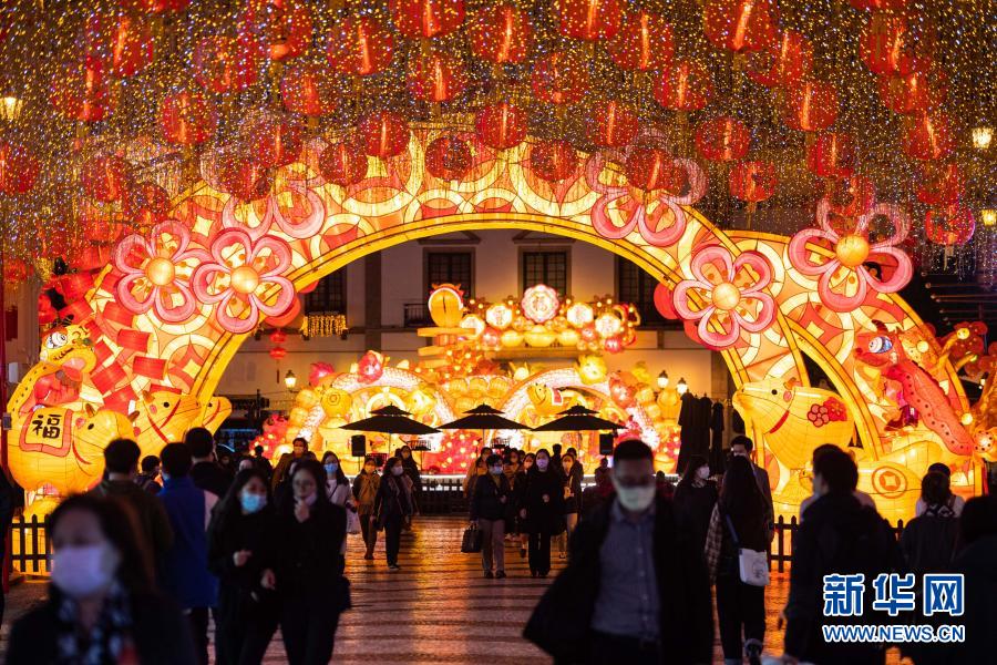 マカオ うし年春節(jié)の飾り提燈が點(diǎn)燈