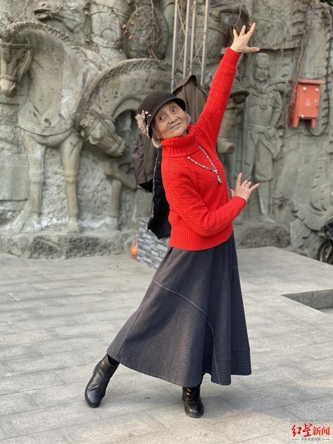 ダンスやモデルウォーキング披露する83歳のおばあちゃん、中高年から熱烈な支持！四川省