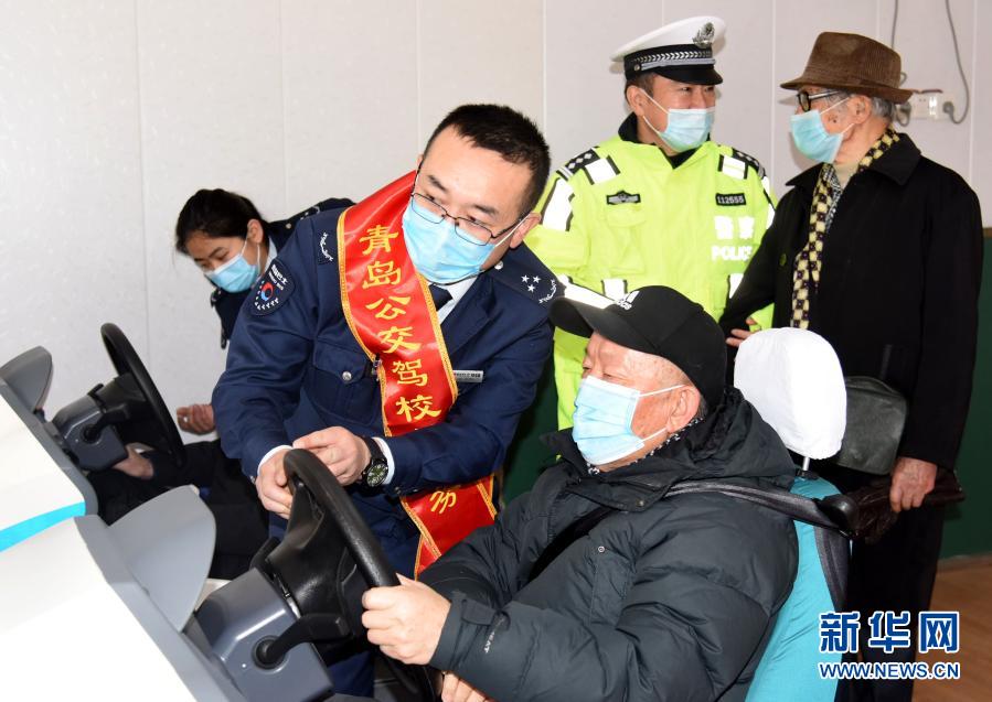 「シルバー生徒」にスマート3D運(yùn)転シミュレーションによる運(yùn)転の練習(xí)を指導(dǎo)する教官（1月31日撮影?李紫恒）。