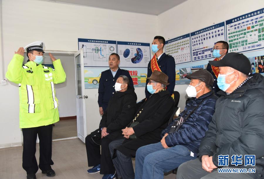 自動車教習(xí)所で頑張る「シルバー生徒」たち　山東省青島市