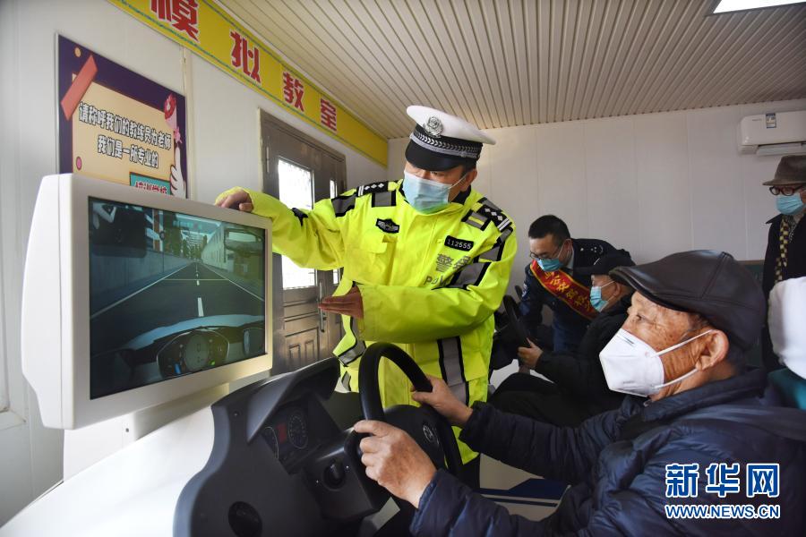 自動車教習(xí)所で頑張る「シルバー生徒」たち　山東省青島市