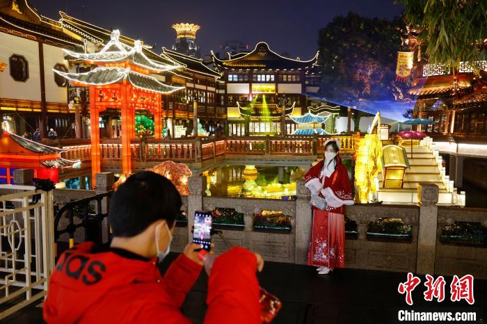 年の瀬ムード高まる上海　豫園が舊正月の飾り付けで華やかに