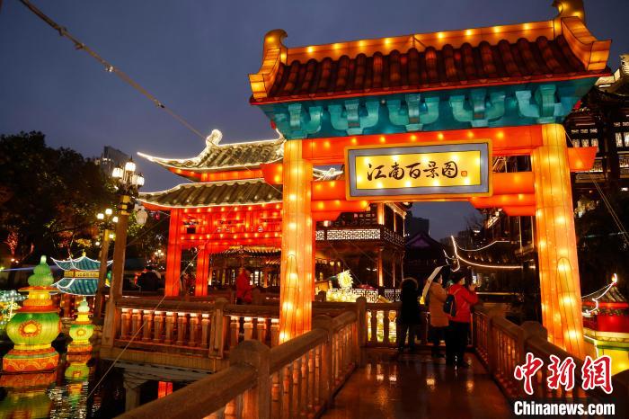 年の瀬ムード高まる上?！≡@が舊正月の飾り付けで華やかに