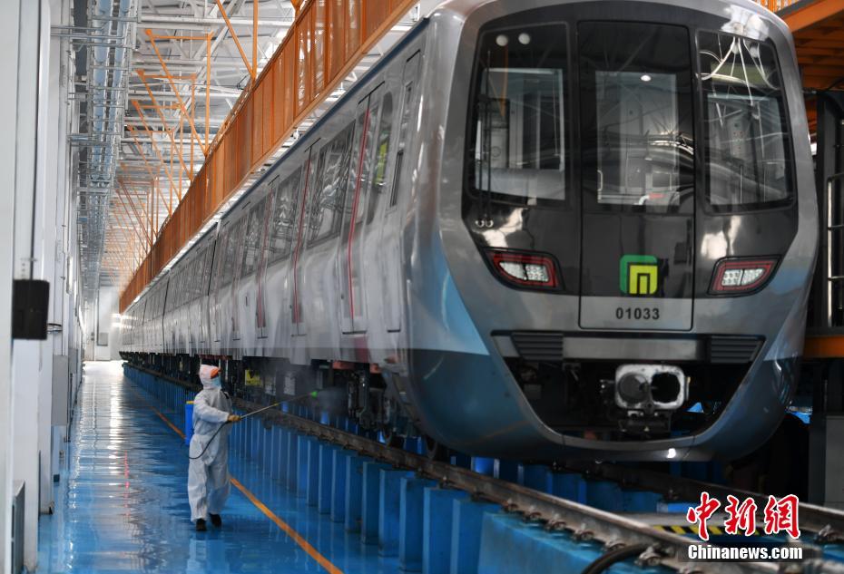 2月1日、河北省石家荘市で、地下鉄車両外側(cè)の消毒作業(yè)を行うスタッフ（撮影?翟羽佳）。