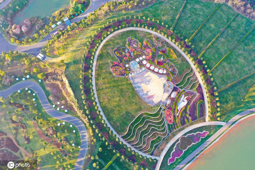 雲(yún)南省紅河州彌勒市の太平湖森林公園に描かれた面積3萬4千平方メートルの「大地の顔」（寫真著作権は東方ICが所有のため転載禁止）。