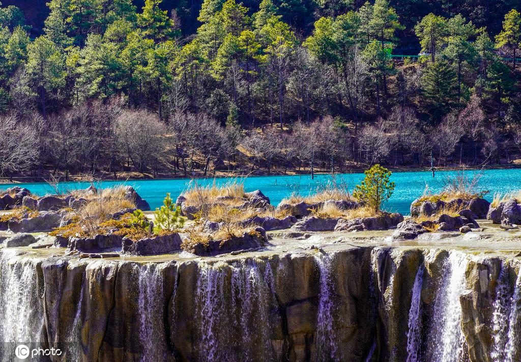 碧く澄みきった湖水広がる藍月谷　雲南省麗江玉竜雪山