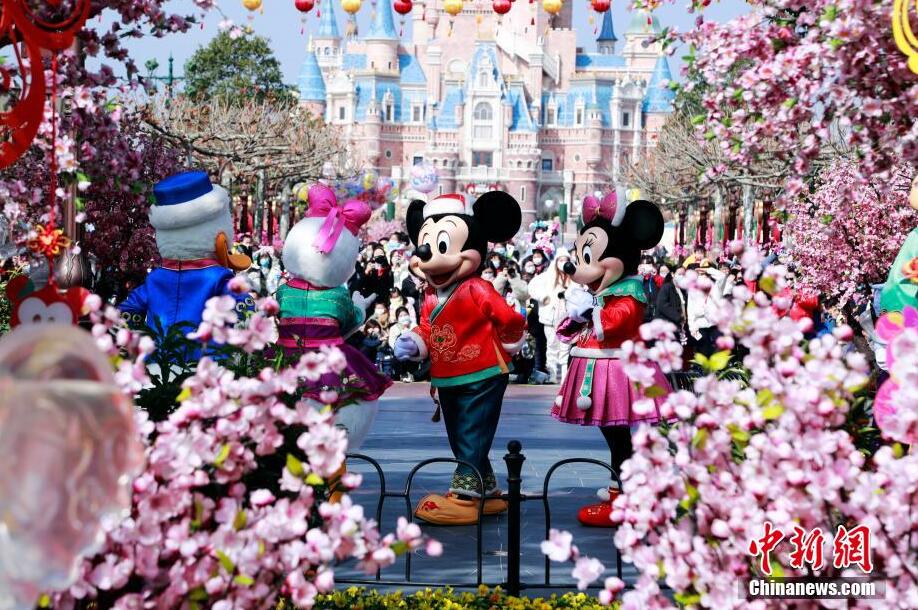 上海ディズニーが新春ムードに　舊暦新年の喜びを感じる人々