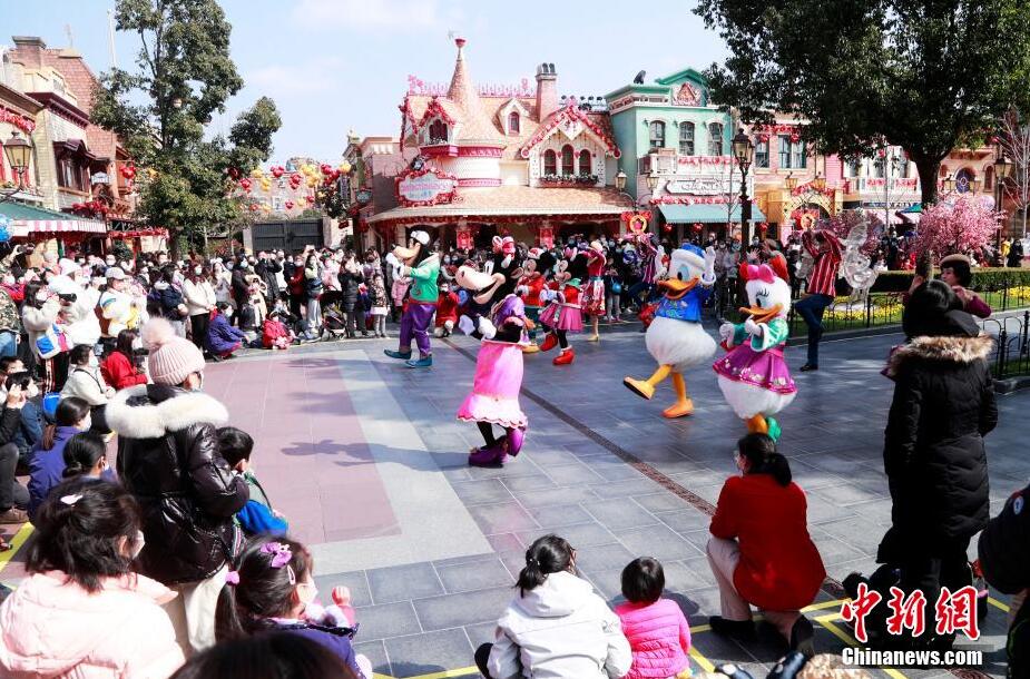 上海ディズニーが新春ムードに　舊暦新年の喜びを感じる人々
