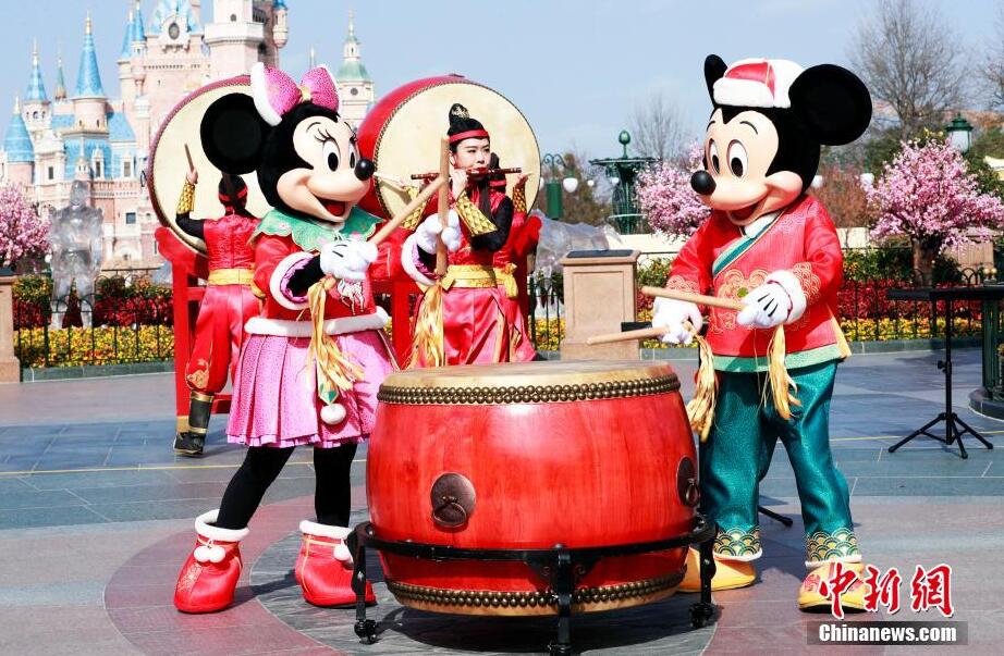 上海ディズニーが新春ムードに　舊暦新年の喜びを感じる人々