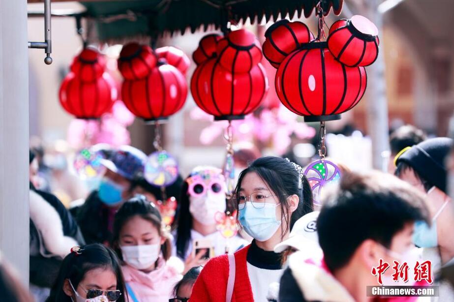 上海ディズニーが新春ムードに　舊暦新年の喜びを感じる人々