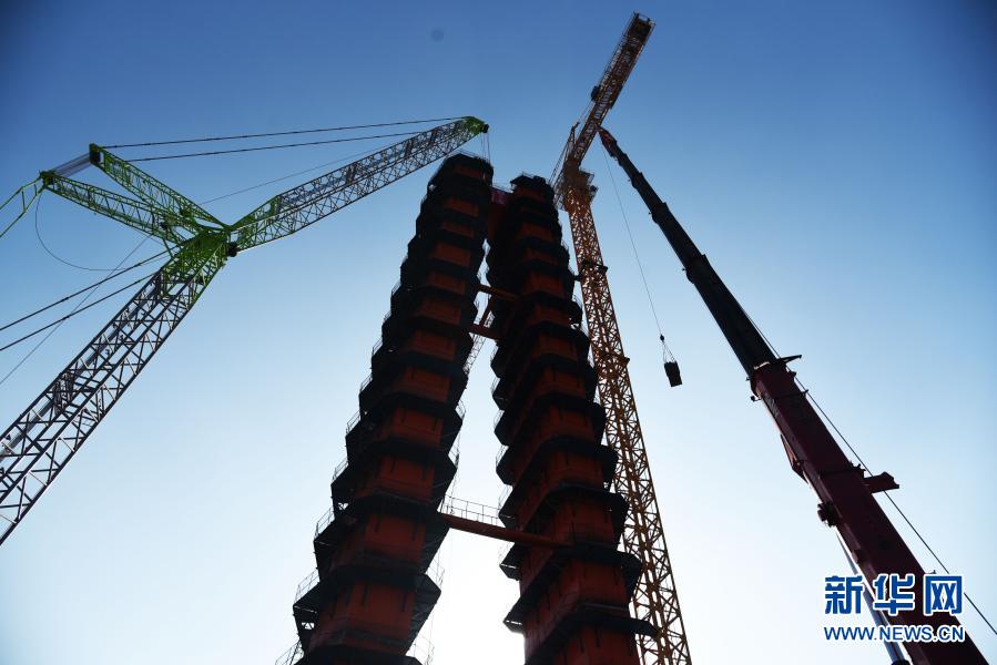 世界最大スパンの自定式つり橋、主塔3本の主體工事完成へ