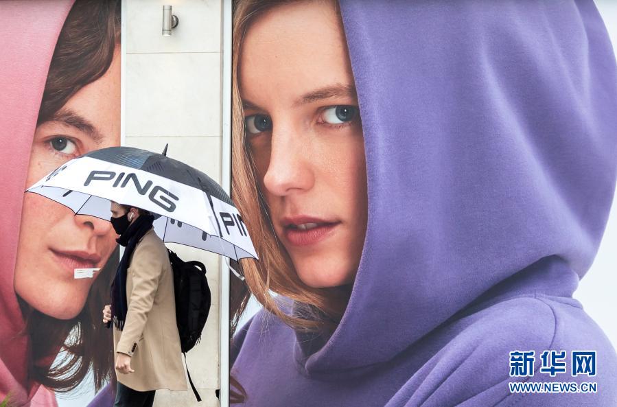 2月3日、傘をさして英ロンドンの街を歩くマスク姿の男性（撮影?韓巖）。