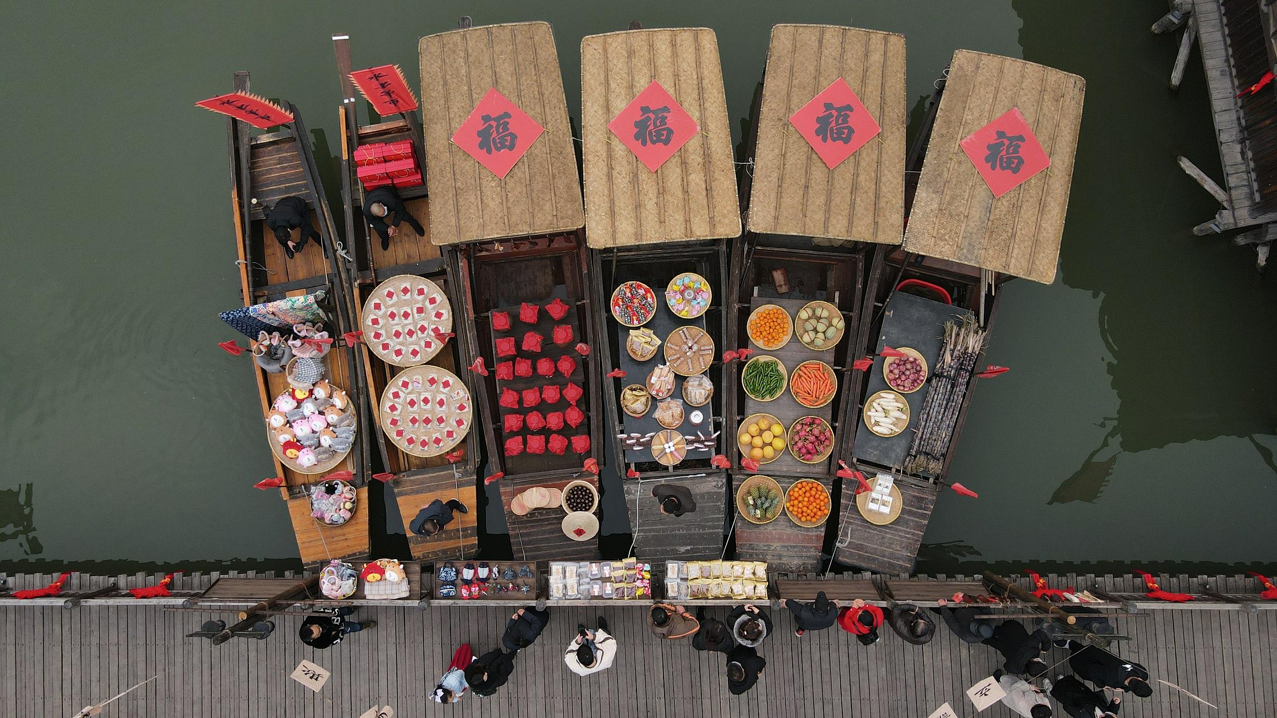 2月2日、様々な年越し用品が並び、観光客や住民を魅了している浙江省烏鎮(zhèn)市の伝統(tǒng)の「水上マーケット」（寫真著作権はCFP視覚中國が所有のため転載禁止）。