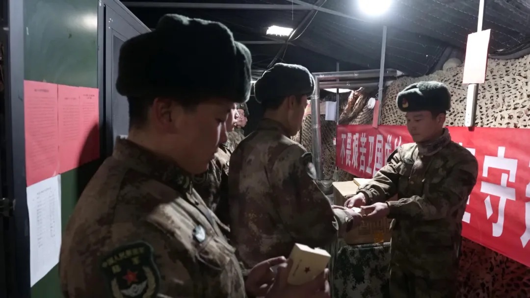 初の「軍人保障標識タグ」を高原部隊に支給