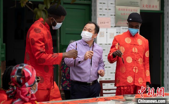 「中國の年越し」楽しむ外國人留學(xué)生　江西省