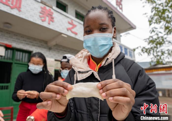 「中國(guó)の年越し」楽しむ外國(guó)人留學(xué)生　江西省