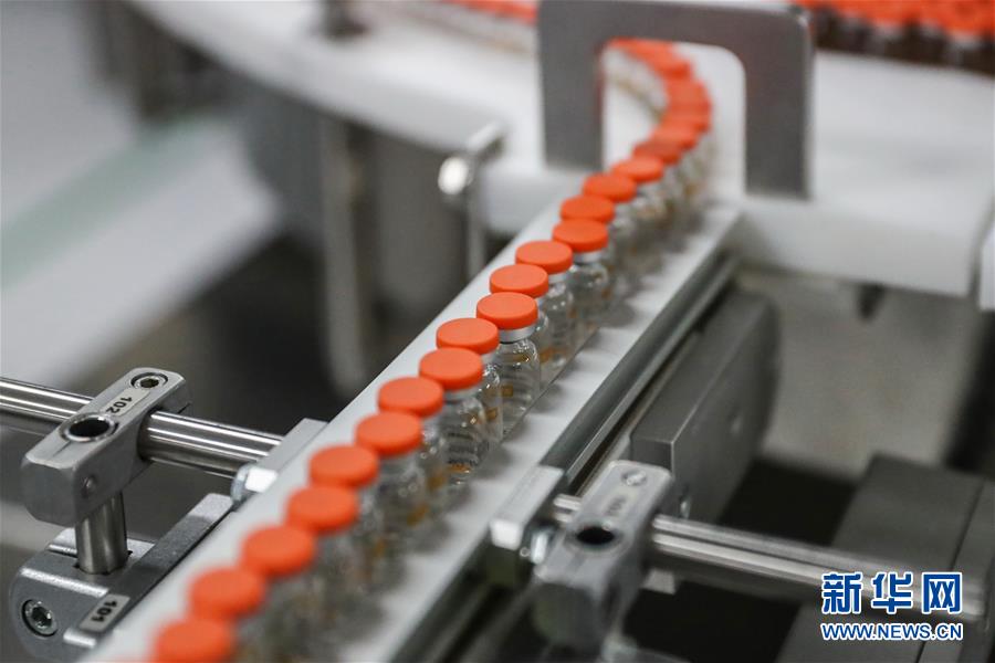 1月6日、新型コロナウイルス不活化ワクチンのバイアル瓶パッケージングの質(zhì)を検査するシノバック?バイオテックのスタッフ（撮影?蘆燁）