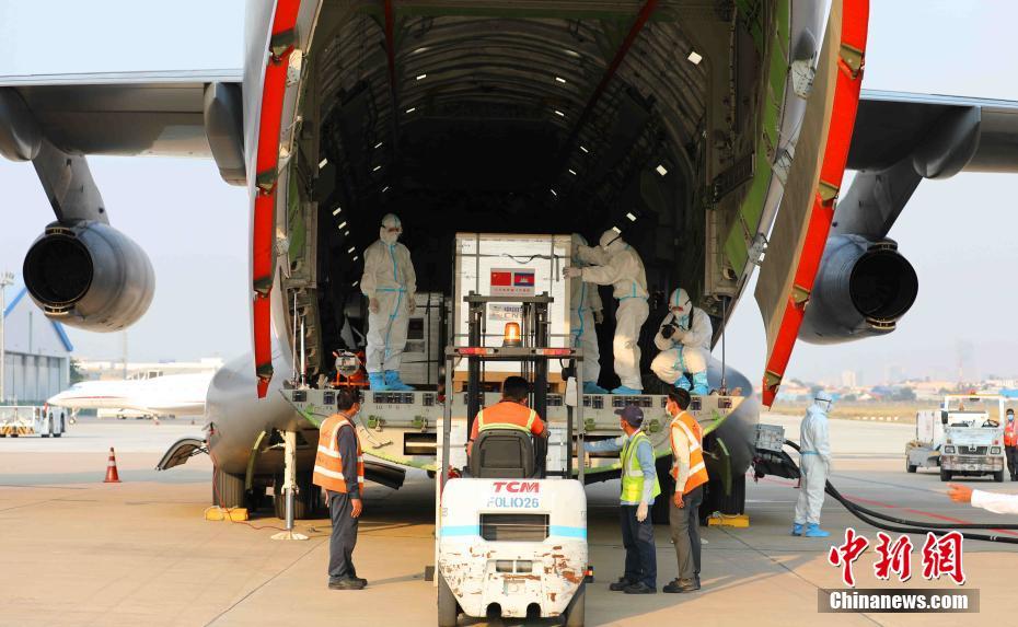 中國製新型コロナワクチン60萬回分がカンボジアに到著　引渡式にはフン?セン首相も出席