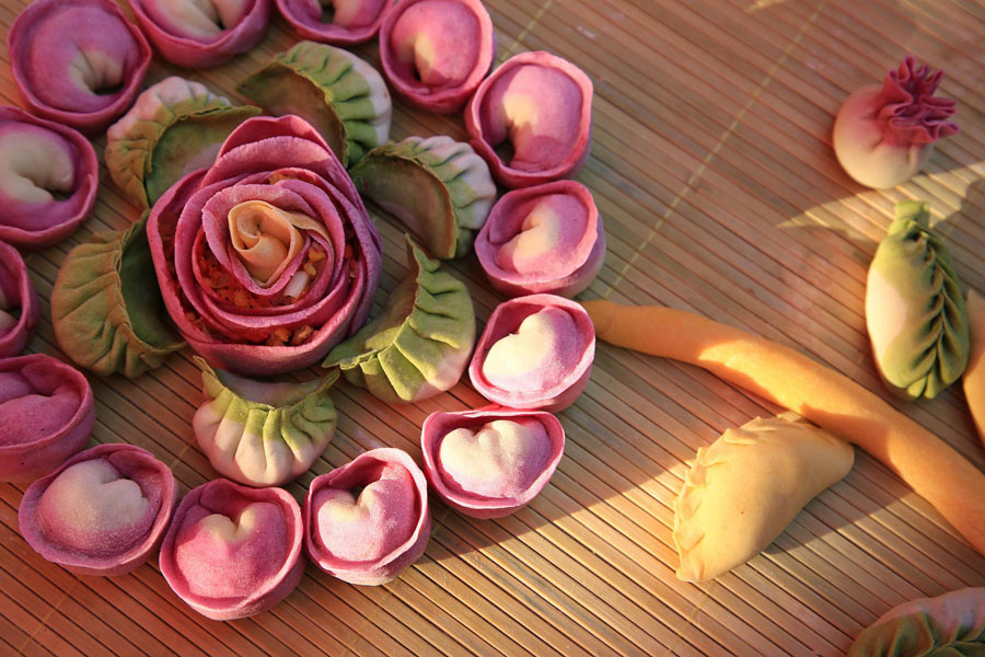 湖北省襄陽(yáng)市で、新春の縁日に登場(chǎng)して市民の注目を集めたカラフルなヘルシー餃子（寫真著作権はCFP視覚中國(guó)が所有のため転載禁止）。