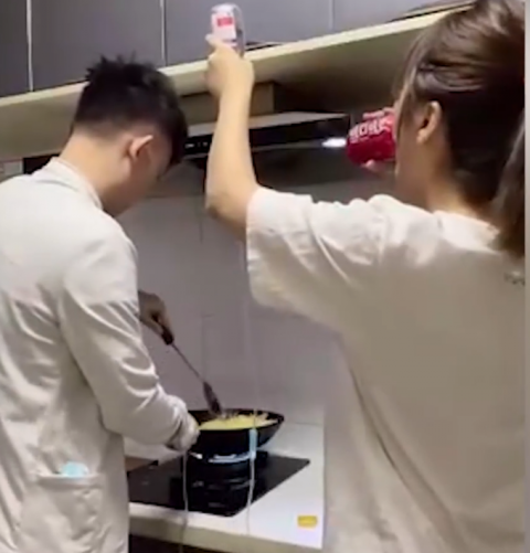 中國の模範的な夫とは？點滴しながら妻に料理作る夫　黒竜江省