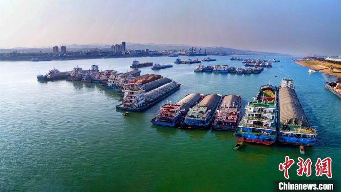 三峽南線閘門で方向転換　秩序保ち順番待ちをする船舶