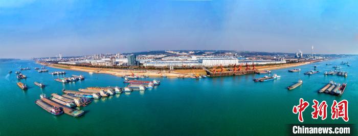 三峽南線閘門で方向転換　秩序保ち順番待ちをする船舶