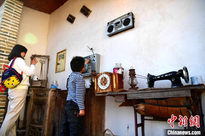 展示されているさまざまなレトログッズ（撮影?張斌）。