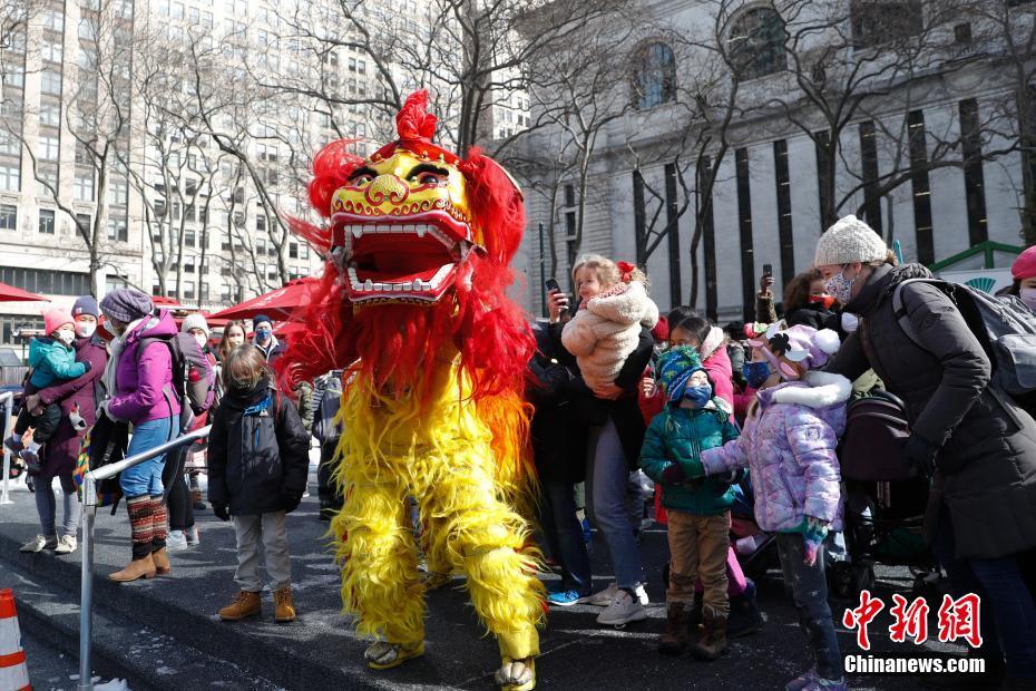 獅子舞に觸れて中國伝統(tǒng)の民俗文化を體験した米國の子供たち