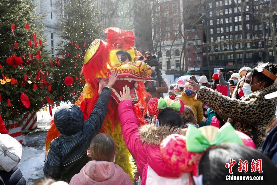 獅子舞に觸れて中國伝統(tǒng)の民俗文化を體験した米國の子供たち