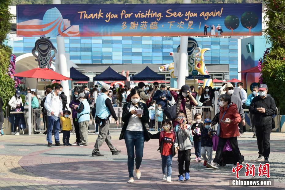 香港オーシャンパークが営業(yè)再開　パンダの「安安」が來(lái)園客をお出迎え