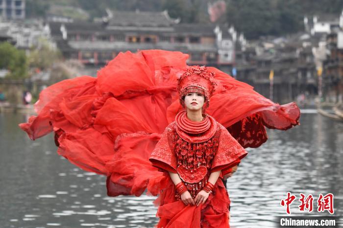 まるでファッションショー？レンタル衣裝で鳳凰古城をそぞろ歩く観光客たち　湖南省