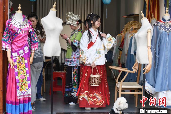 まるでファッションショー？レンタル衣裝で鳳凰古城をそぞろ歩く観光客たち　湖南省