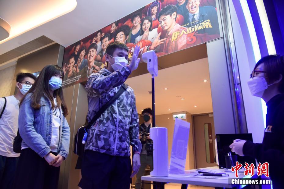 新型コロナ感染リスク通知アプリ「安心出行」QRコードのスキャンをして映畫館に入場(chǎng)する市民（撮影?李志華）。