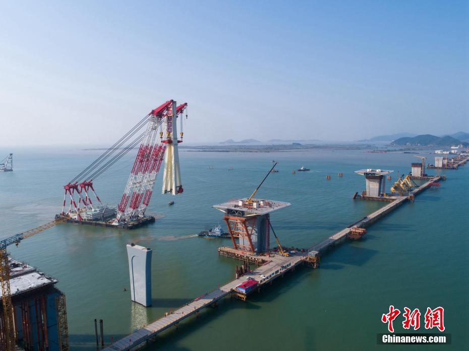 世界初の道路?鉄道一層構(gòu)造の複數(shù)タワー斜張橋、最初の鋼鉄製主塔設(shè)置に成功