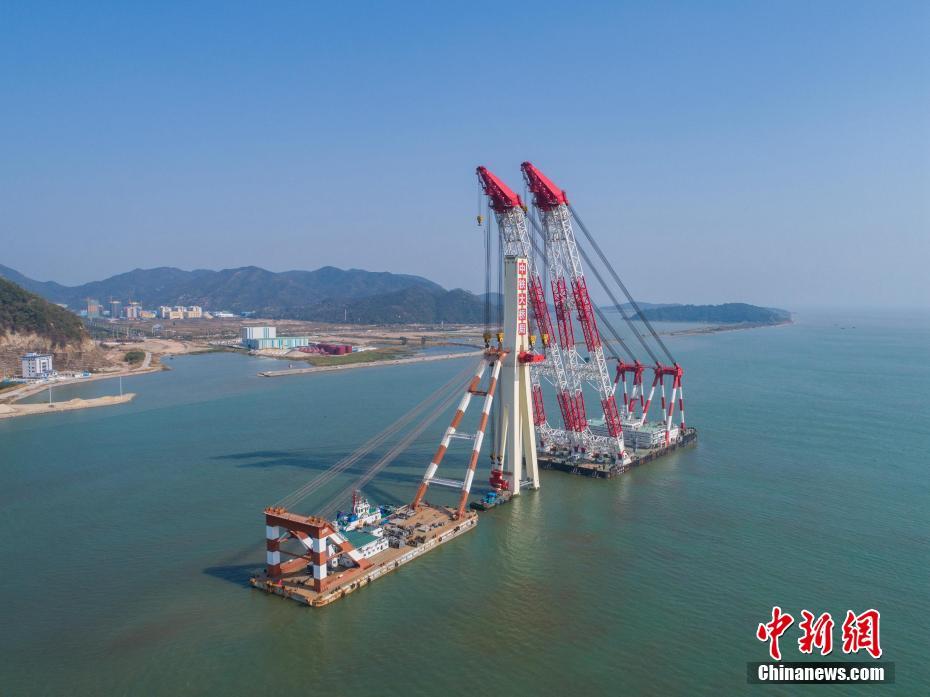 世界初の道路?鉄道一層構(gòu)造の複數(shù)タワー斜張橋、最初の鋼鉄製主塔設(shè)置に成功