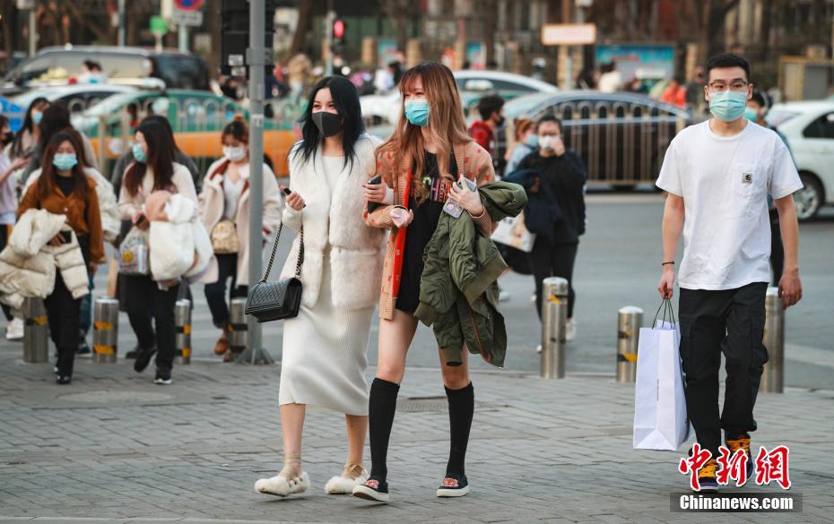 2月21日、北京の街を歩く市民。この日、北京では最高気溫25度をマーク、観測(cè)が始まった1951年以來(lái)の最高気溫を2日連続で突破した（撮影?泱波）。