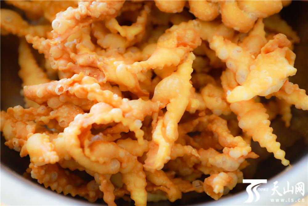 新年の香ばしいかおり漂う様々な揚(yáng)げ菓子　新疆