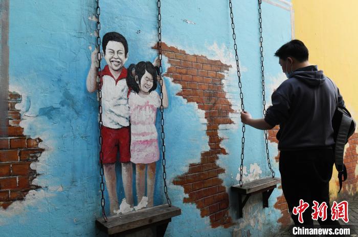 ネット人気スポットに姿を変えた古いコミュニティ　重慶