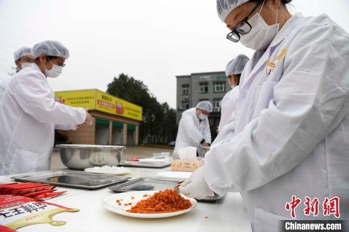 元宵節(jié)を控え、特製「ピリ辛スナック元宵団子」制作　湖南省岳陽