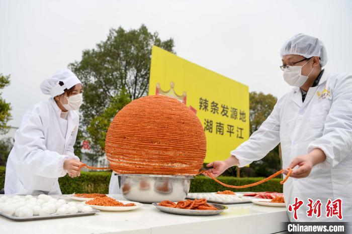 元宵節(jié)を控え、特製「ピリ辛スナック元宵団子」制作　湖南省岳陽