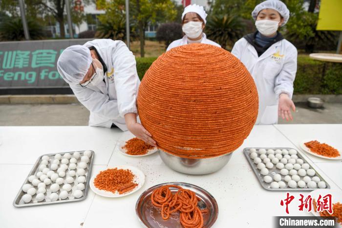 元宵節(jié)を控え、特製「ピリ辛スナック元宵団子」制作　湖南省岳陽